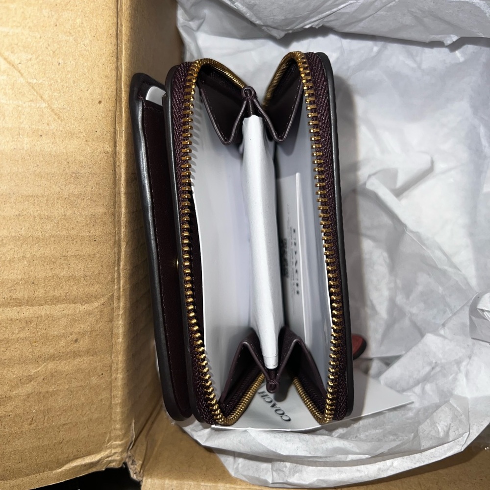 Billfold Wallet In Colorblock - Picture 3 of 6